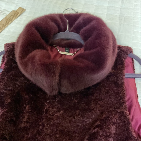 White House Black Market Comfy Plush Burgundy Faux Fur Vest - Picture 10 of 12